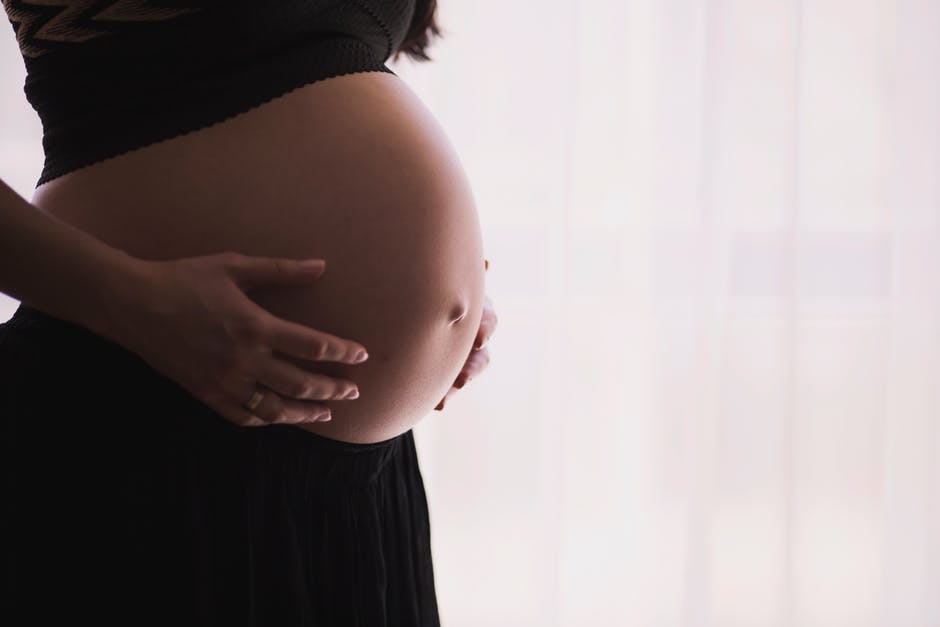 Cómo combatir el hinchazón en los tobillos durante el embarazo